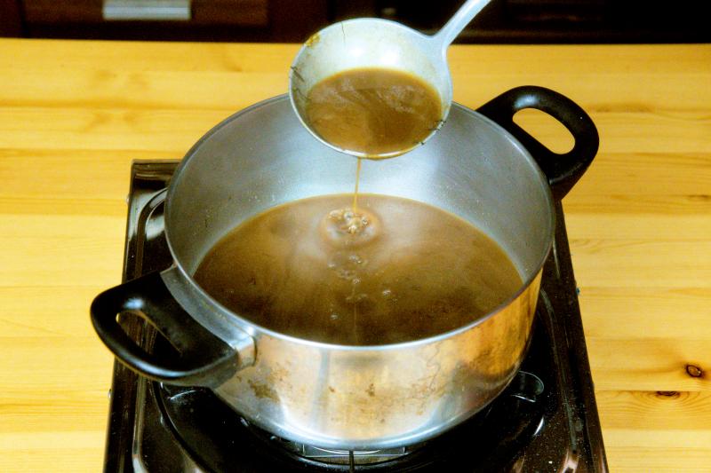 Thicken the gravy, then return the pork knuckle to the sauce to serve.