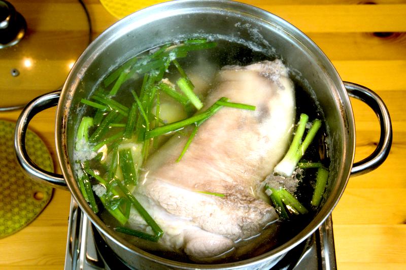 blanch pork knuckle