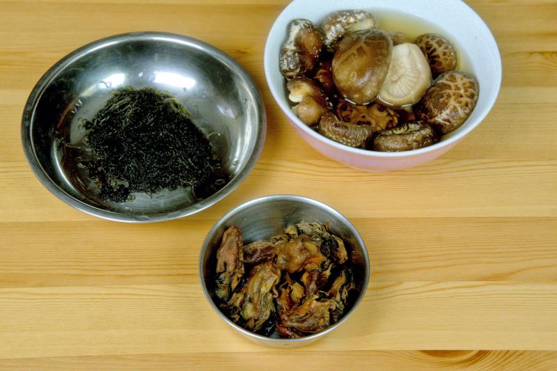 rehydrate the nushroom fatt choy and oyster to make the braised pork knuckle
