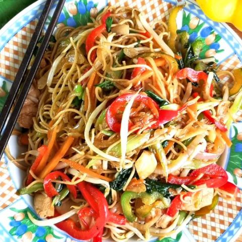 Chow mien 炒面 recipe, the classic American-Chinese version of Chinese fried noodles. Prepare with cast iron wok and the special chow mein sauce.