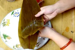 wrap zongzi with two leaves