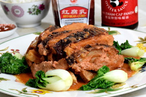 Braised pork belly with taro (芋头扣肉) 