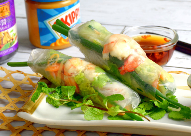 Rice rolls with Vietnamese dipping sauce