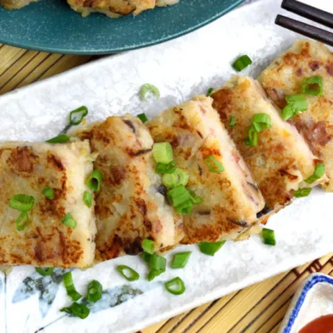 Turnip cake (lo bak gou / 蘿蔔糕) is the famous Chinese dim sum served in restaurant. Find out how to make it as good as dim sum store by following this recipe.