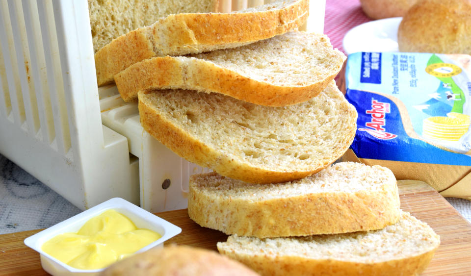 This recipe shows you how to make whole wheat bread (wholemeal bread) that is soft and fluffy by using an Asian method.