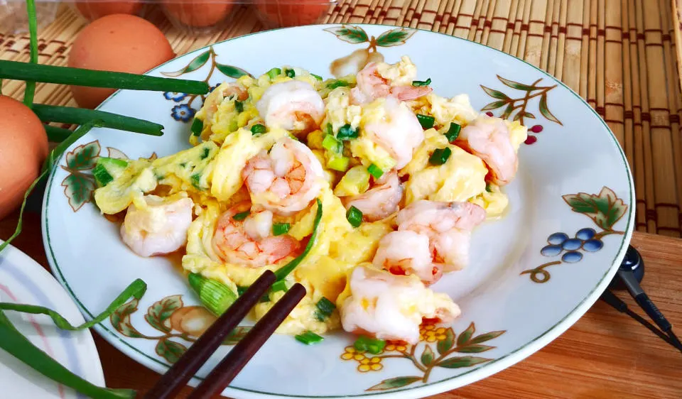Shrimp with eggs scramble (虾仁炒蛋)