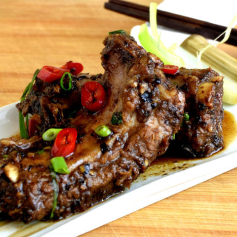 If you have tried the typical Chinese food available regularly in the Chinese restaurant, Chinese spareribs with black bean sauce is one dish that wants to try and appreciate what the ordinary households are cooking at home.