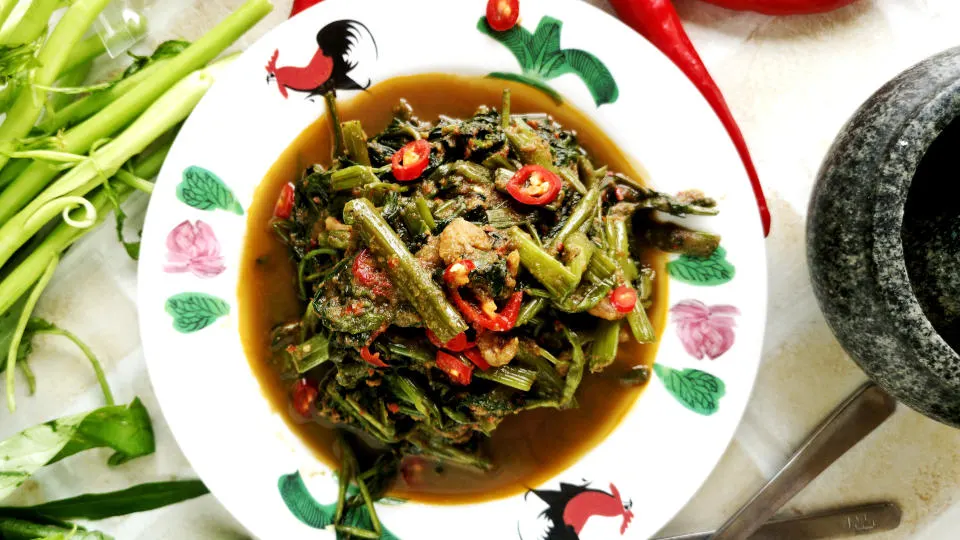 Stir fry kangkung with belacan is an authentic home cook food for the Malaysian. It’s so well accepted that it has to assimilate into the cooking culture of different ethnic groups.