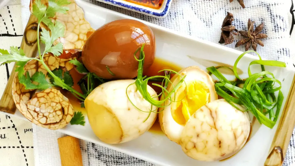 Tea egg 茶叶蛋 (a type of soy sauce egg 卤蛋 ) is a popular snack among the Chinese community.