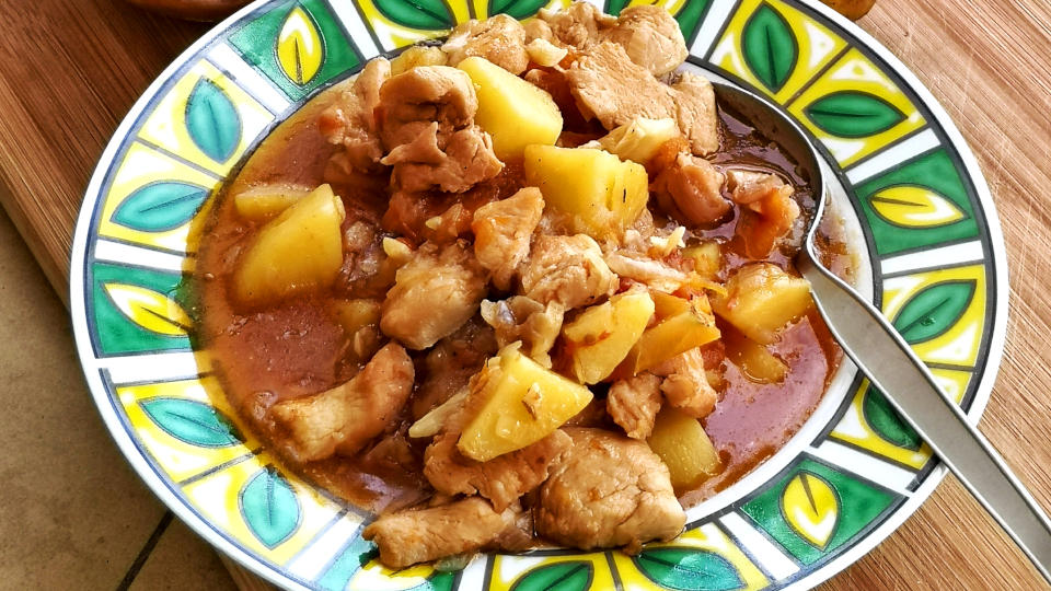 Braised chicken and potatoes 薯仔焖鸡 is a familiar home-cooked dish served in Cantonese households.