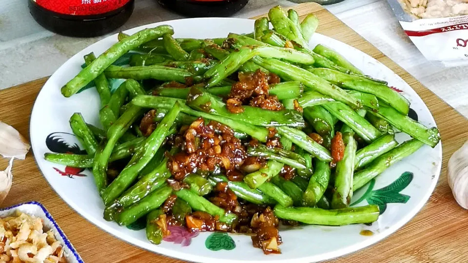 Sauteed green bean with garlic featured image