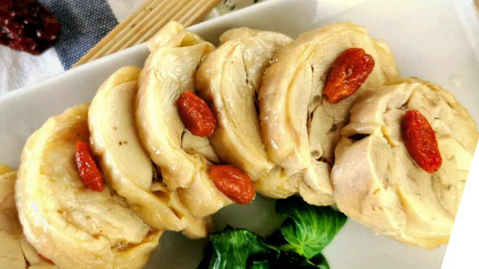 Delicious drunken chicken rolls (Chinese style). An easy recipe with incredible flavor. Best to serve cold as an appetizer. Simple steps to follow.