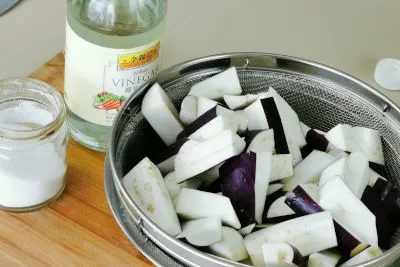 Chinese eggplant recipe - add salt