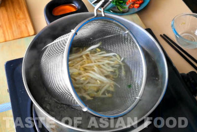 Ipoh shredded chicken noodles - cook the bean sprouts