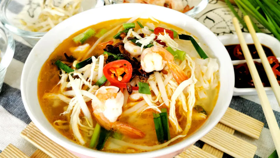 Ipoh shredded chicken noodles featured image