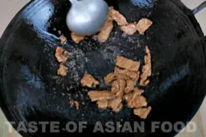 beef choe fun - stir fry the beef