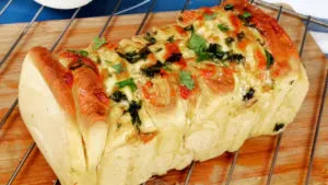 pull apart garlic bread feature image