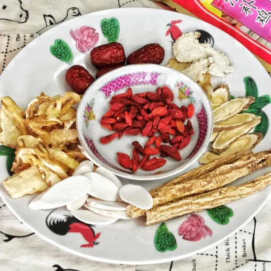 Common herbs to make chicken herbal soup. Red dates (Hóng Zǎo|红枣), Angelica root (Dāng Guī|当归), Astragalus Root (Huáng Qí|黄芪), Codonopsis Root (Dǎng Shēn|党参), Chinese wild yam (Huái Shān|淮山), Soloman’s Seal (Yù Zhú|玉竹), Goji berries (Gǒu Qǐ |杞子)