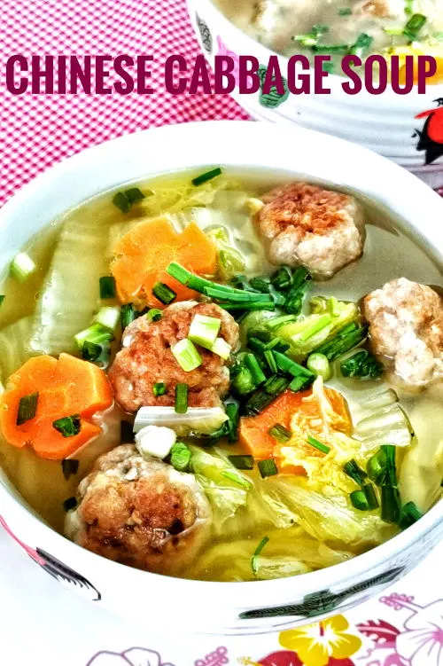 Chiese cabbage soup (黄芽白汤 )is warming and comforting. The inclusion of meatballs turns it into a one-pot meal.