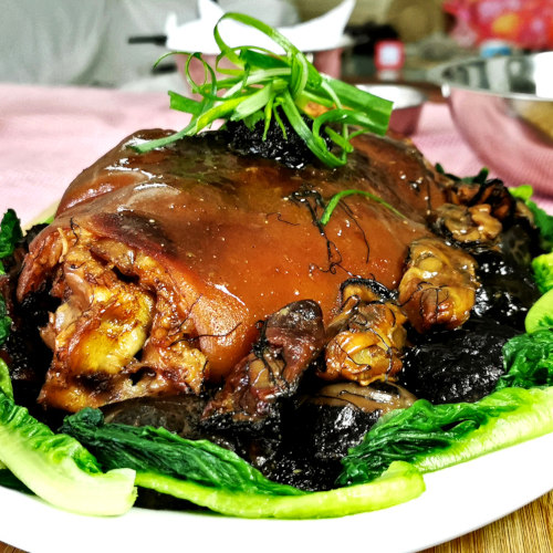 Pork knuckle with dried oysters