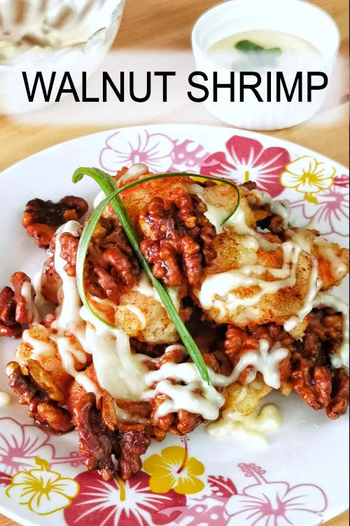 Deep-fry the shrimp until crispy, and coat the walnut with syrup. Dressed in a mayonnaise-based sauce to make the Chinese walnut shrimp.
