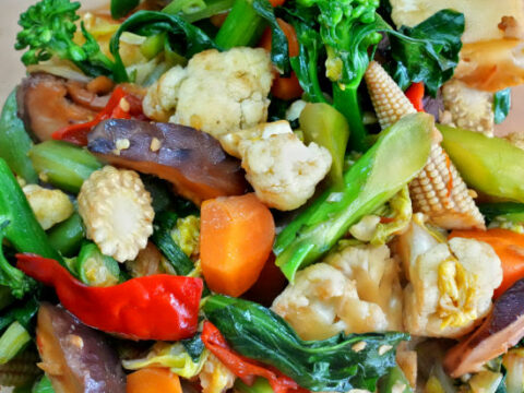 https://tasteasianfood.com/wp-content/uploads/2022/12/Thai-mix-vegetable-stir-fry-recipe-square-480x360.jpeg