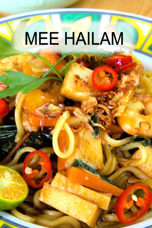 Delicious Mee Hailam prepared with mee kuning and braised in thick gravy. It is a classic Malay-style noodle dish with a Hainanese influence.
