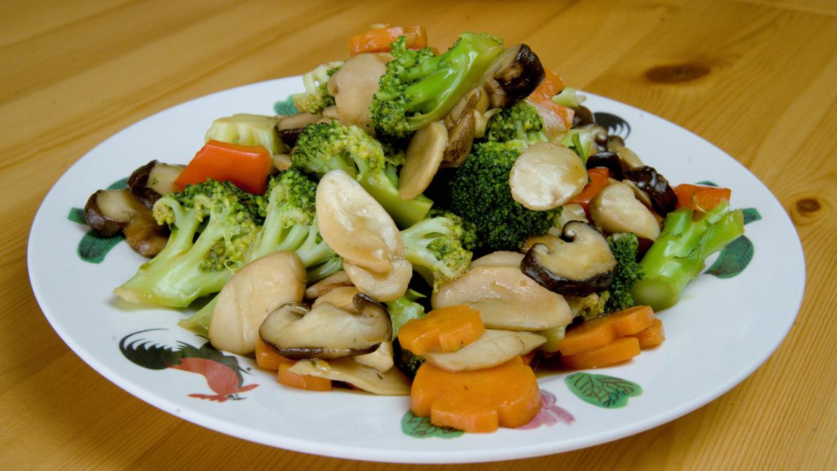 Broccoli with mushrooms stir-fry