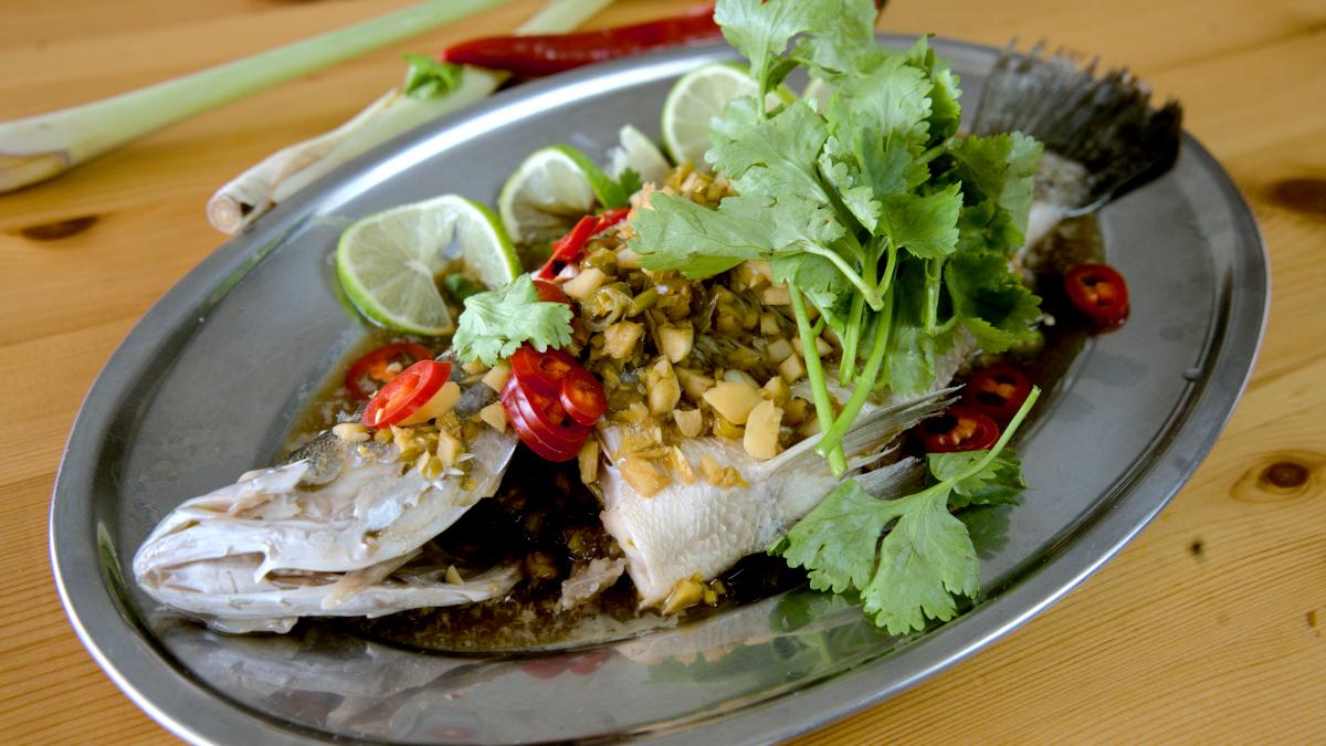 Thai steamed fish recipe with lime, garlic and lemongrass 