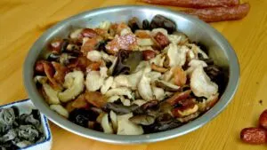 chicken with Chinese sausage featured image