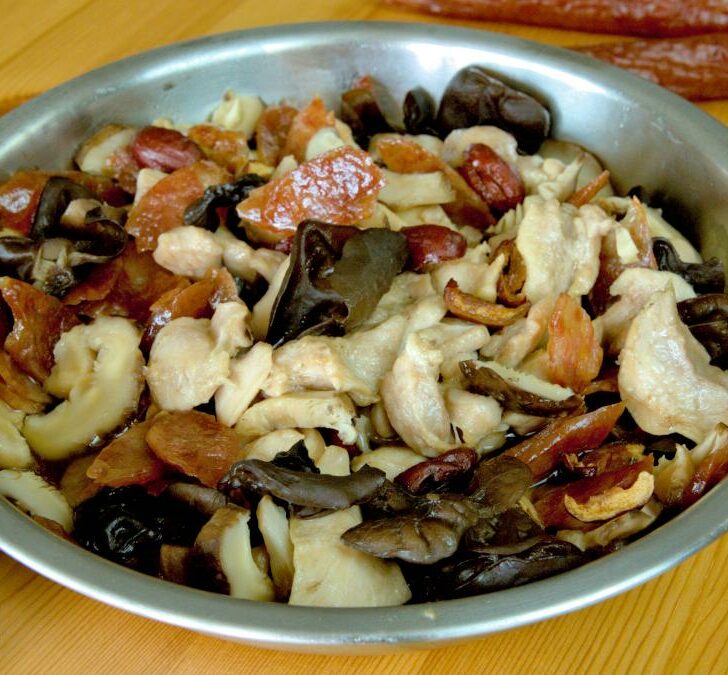 chicken with Chinese sausage featured image