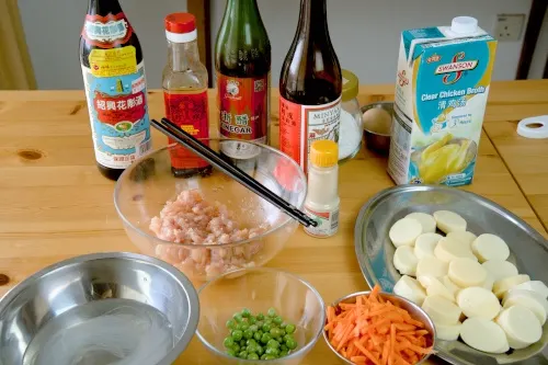 The ingredients required for the minced chicken and tofu
