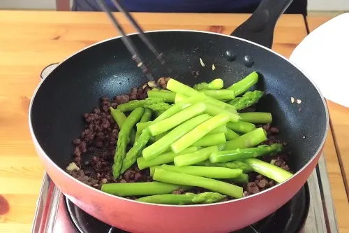 Combine the ground beef with the asparagus