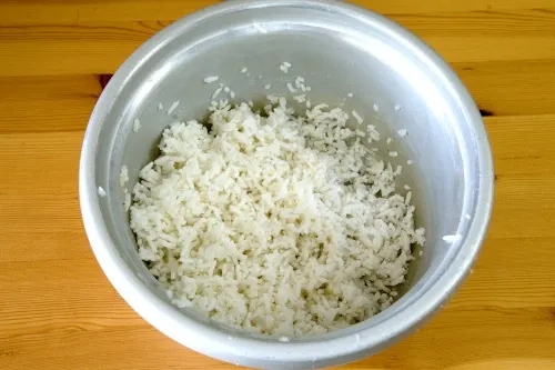 Loosen the rice grains before stir-frying so that they will not form lumps