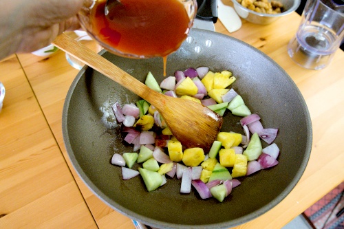 Combine the sweet and sour sauce with the vegetables.