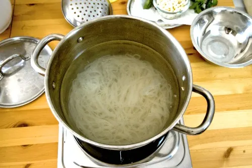 Blanch the noodles, pressure cooker pho ga
