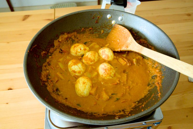 Return the peeled eggs to the curry,