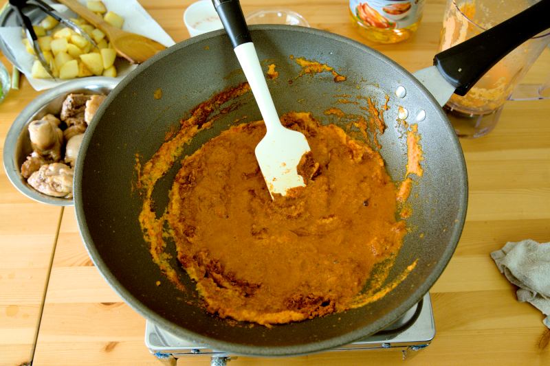 Make the curry base for the curry chicken