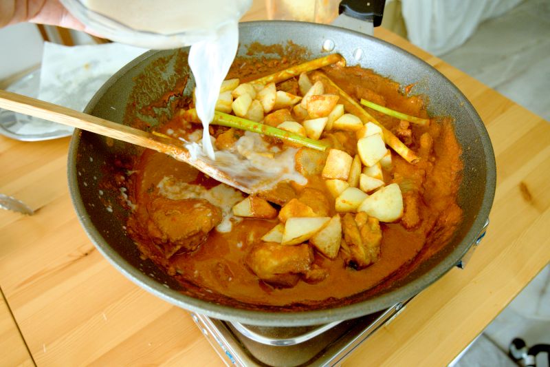 Use coconut cream to make curry chicken