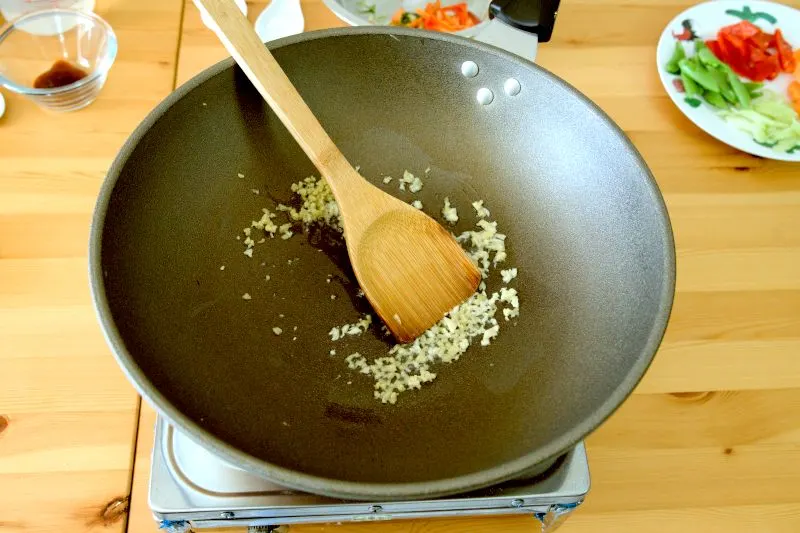 dd the chopped garlic and ginger, and sauté them until aromatic.  Cashew shrimp recipe