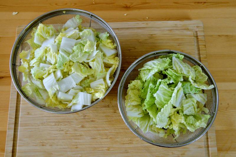 Wash the cabbage to be used to make the Chinese cabbage soup with pork meatballs