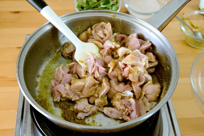 Add the chicken thigh meat when the curry paste becomes aromatic.