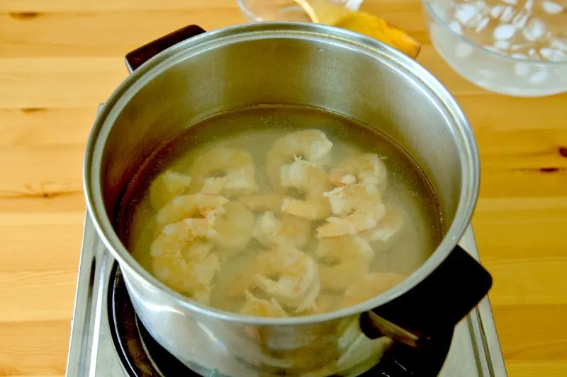 Cook the shrimp for making a special salad