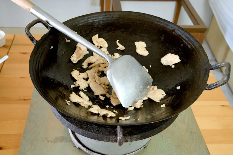  stir-fry the chicken with some oil in the wok.