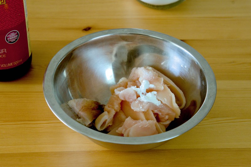 Slice the chicken breast into thin pieces and marinate with soy sauce,