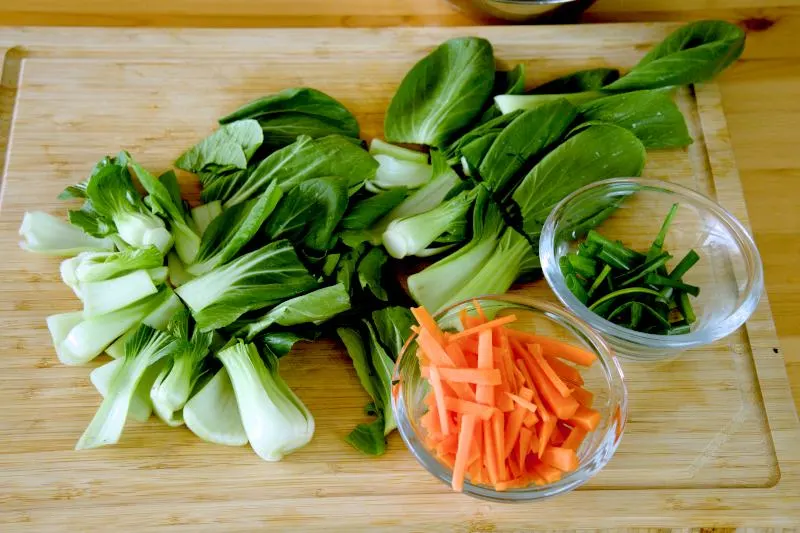 Prepare all the vegetables required to cook Yi Mein