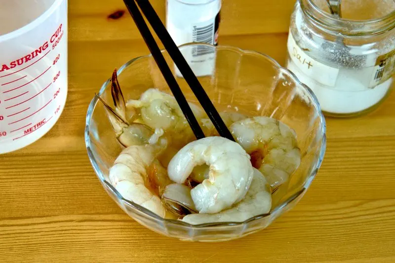 Soak the shrimp with baking soda and salt to make it crunchy.