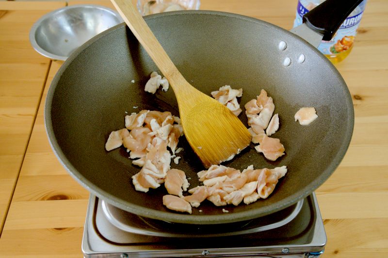 stir fry the chicken slices, then add the shrimp Yi Mein Recipe.