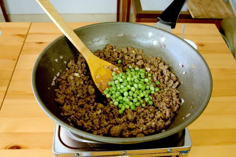 Mix the light and dark soy sauce and the oyster sauce into the beef, then include the green peas.