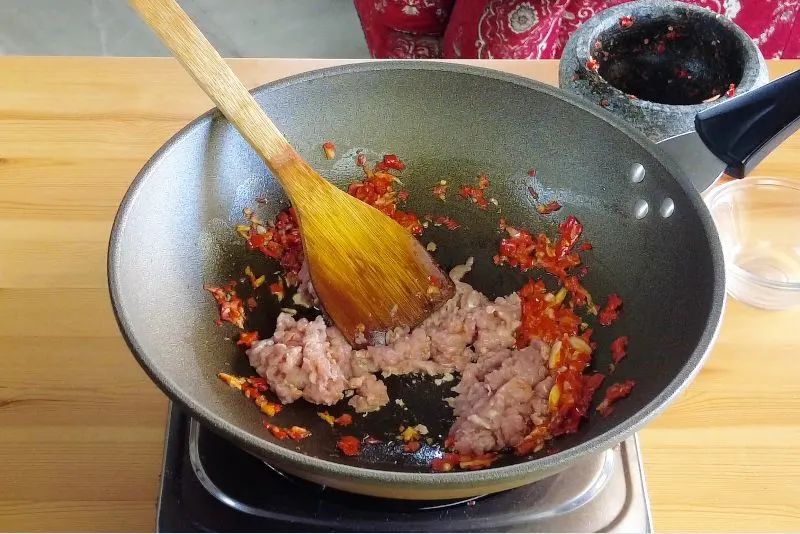 add the minced chicken over a low flame 